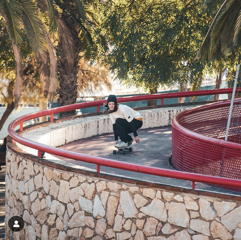 Ropa urbana para practicar skateboard en los hotspots de Barcelona IIOwl Store | 