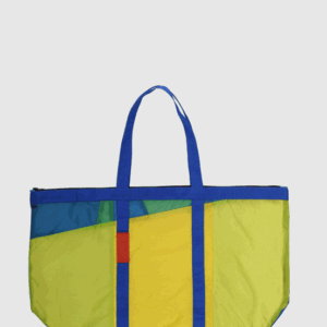 El accesorio sostenible para este verano, el bolso de playa hecha de parapentes.